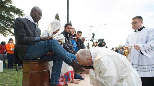 photo fournie par les services de presse du vatican montrant le pape francois accomplissant le rituel du lavement des pieds au centre d accueil pour migrants a castelnuovo di porto pres de rome le 24 mars 2016 55706