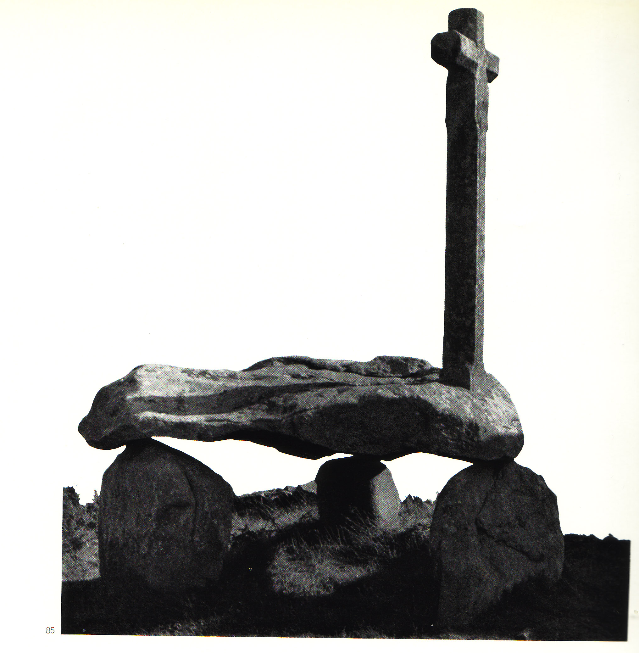 Photo croix sur dolmen