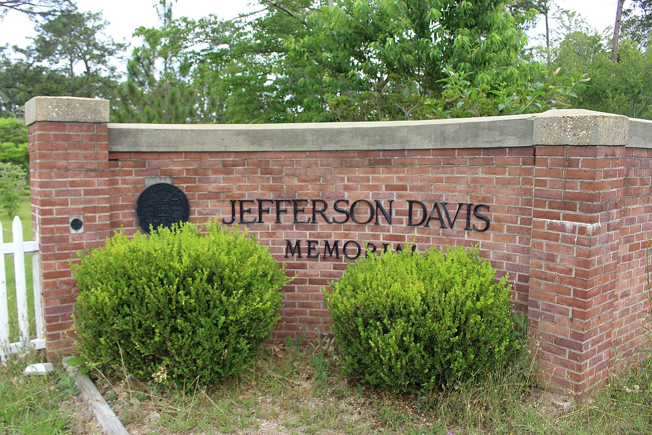 1280px Jefferson Davis Memorial entrance gate