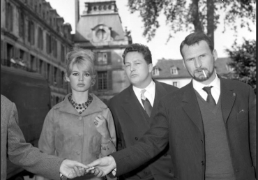 Brigitte Bardot en compagnie de Jean Marie Le Pen et de Pierre Lagaillarde au début des années 1960jpg