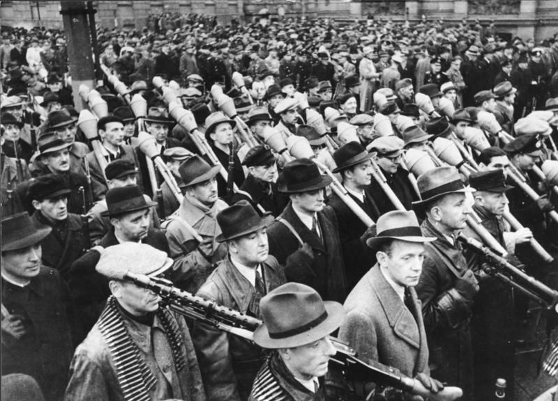 Bundesarchiv Bild 146 1971 033 15 Vorbeimarsch des Volkssturms an Goebbels Berlin